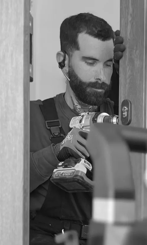 Cerrajero de La Clau trabajando en una puerta
