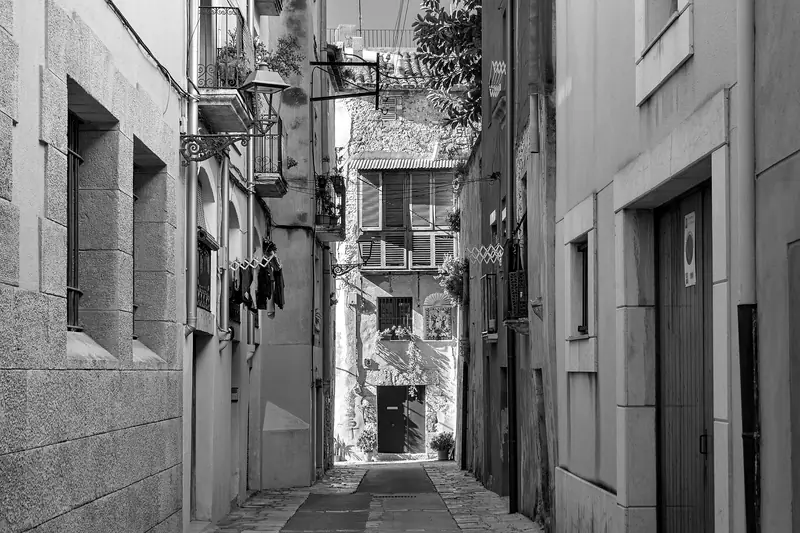 Calle estrecha de la Part Alta de Tarragona con una puerta al fondo